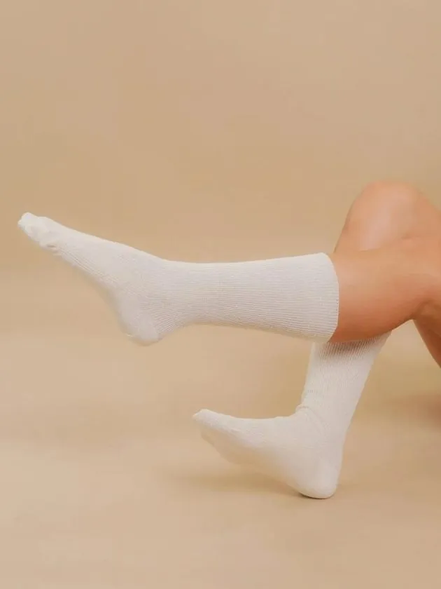 Latex-free 100% organic cotton socks in natural color